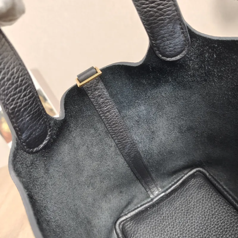Hermès Top Handle Bag Picotin Lock 18 18Black Clemence Taurillon TC Calfskin Small18 × 13 × 19 cm — detail view 3 of 11