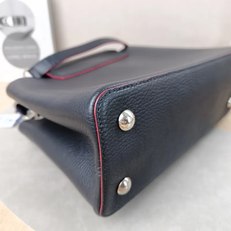 Louis Vuitton Top Handle Bag Capucines Black Calfskin Medium31.5 × 11 × 20 cm — detail view 6 of 22
