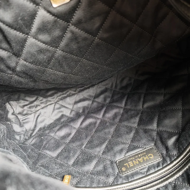 Chanel Shoulder Bag22Bag Black Small35 × 7 × 37 cm — detail view 6 of 13