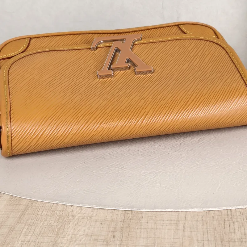 Louis Vuitton Shoulder Bag BUCI Epi Embossed Calfskin One Size 24.5 × 9 × 15.5 cm — detail view 7 of 11