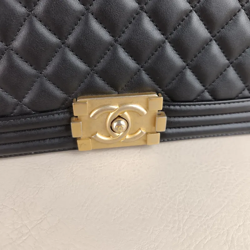 Chanel Crossbody Bag Le Boy​ Black Calfskin Medium 25 × 9 × 15 cm 27 — detail view 8 of 12