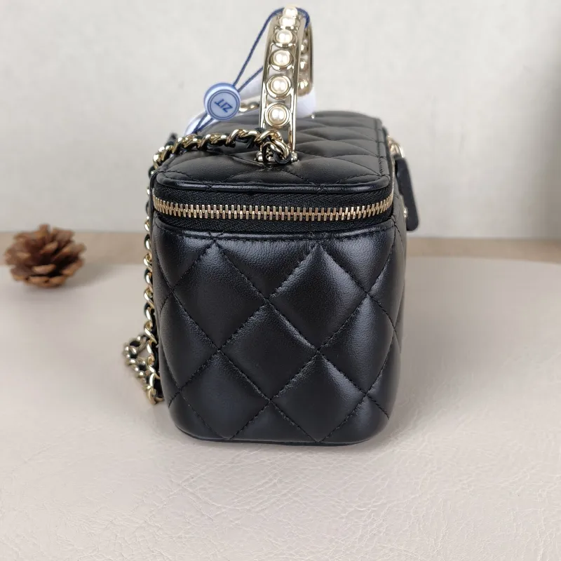 Chanel Crossbody Bag Pearl Edition Black Lambskin One Size16 × 8 × 9.5 cm — detail view 5 of 14