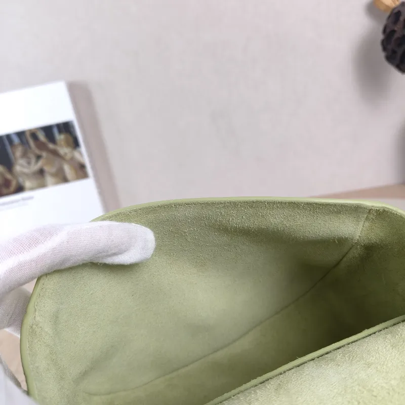 CELINE Crossbody Bag FOLCO TRIOMPHE Green Calfskin One Size 18.5 × 7 × 15 cm — detail view 6 of 12