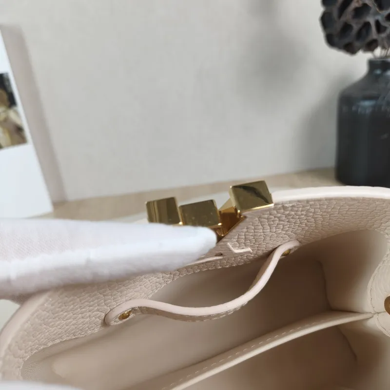 Louis Vuitton Shoulder Bag Capucines Beige Calfskin Mini 21 × 8 × 14 cm — detail view 5 of 11