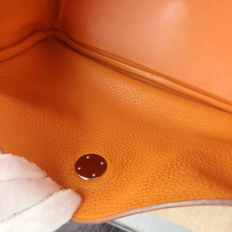 Hermès Crossbody Bag Lindy 30 Taurillon Clemence TC Calfskin 30 30 × 15 × 19 cm R — detail view 9 of 14