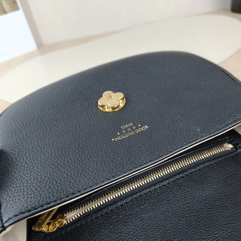 Louis Vuitton Crossbody Bag Pont 9 Soft Messenger Bag Black Calfskin Small21 × 6.5 × 15 cm — detail view 4 of 14
