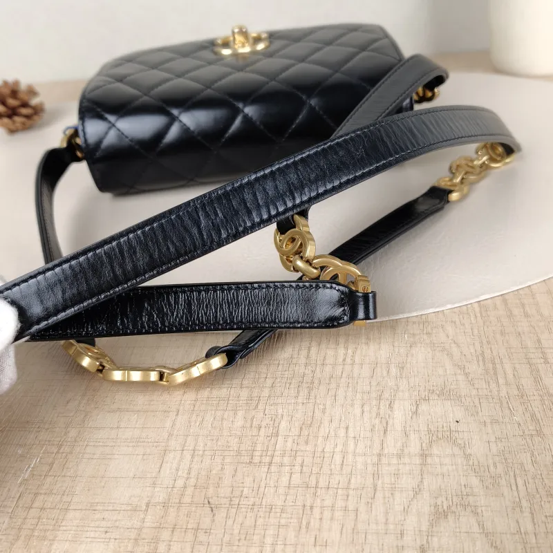 Chanel Crossbody Bag22a c Black Calfskinmini17.5 × 5.5 × 12 cm — detail view 2 of 15