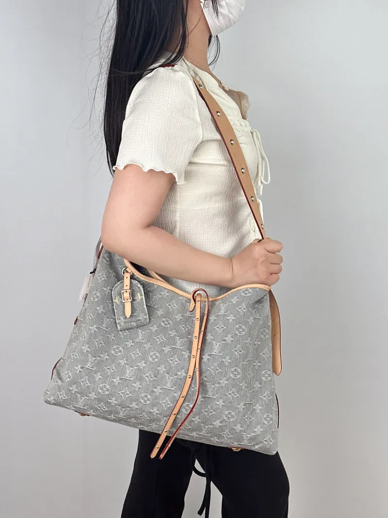 Louis Vuitton Crossbody Bag Carryall Grey Medium39 × 15 × 30 cm — on-model view 1 of 2
