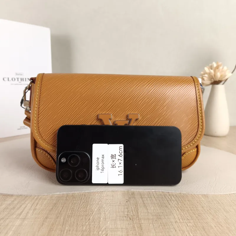 Louis Vuitton Shoulder Bag BUCI Epi Embossed Calfskin One Size24.5 × 9 × 15.5 cm — cover view 2 of 5