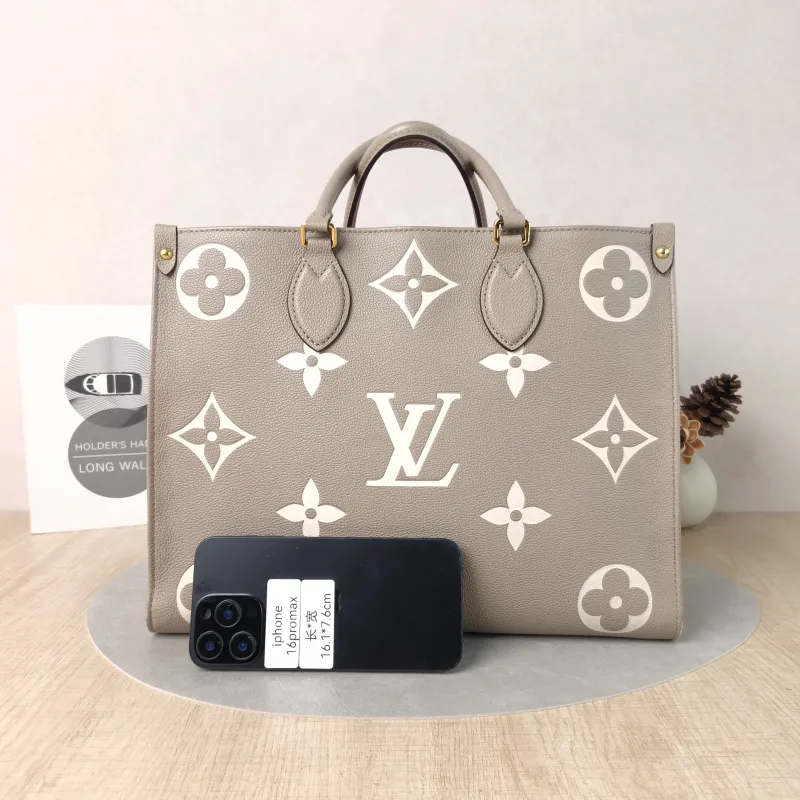 Louis Vuitton Shoulder Bag Onthego Medium · White Empreinte Embossed Calfskin Medium35 × 14 × 27 cm — cover view 2 of 5