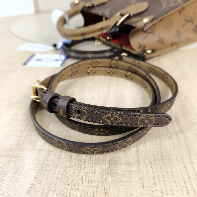 Louis Vuitton Crossbody Bag Onthego BB Monogram PVC BB 18 × 8.5 × 15 cm — detail view 12 of 12