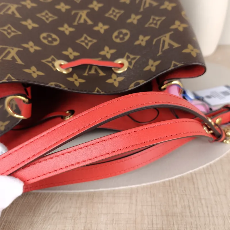 Louis Vuitton Shoulder Bag NÉONOÉ Bucket Bag PVC Medium 26 × 17.5 × 26 cm — detail view 4 of 9