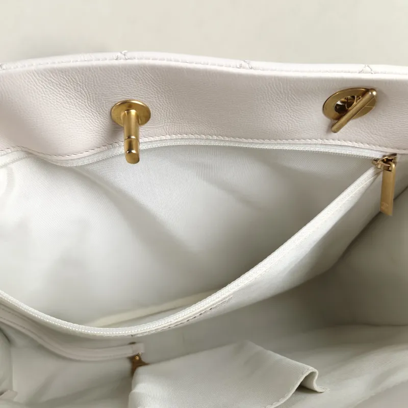 Chanel Shoulder Bag tote White Grained Calfskin 34 × 10 × 25.5 cm 31 — detail view 7 of 13