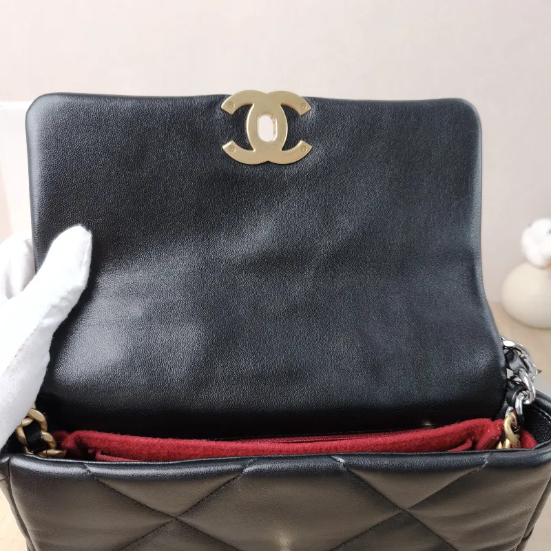 Chanel Crossbody Bag19Bag Small26 × 9 × 16 cm — detail view 7 of 13