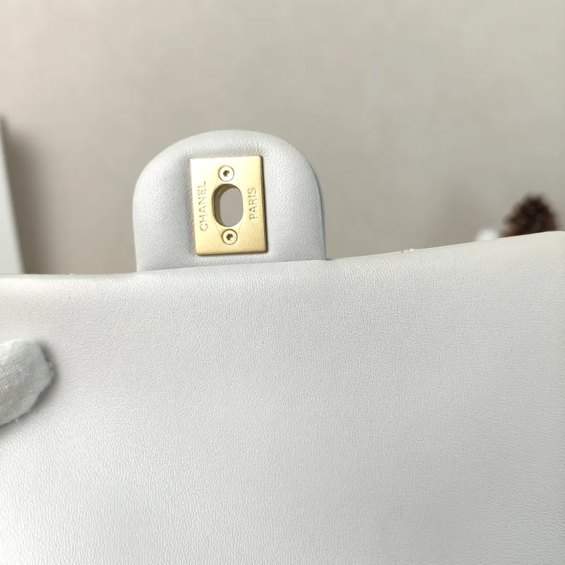 Chanel Crossbody Bag Edition White Lambskin One Size19 × 7 × 13.5 cm — detail view 11 of 14