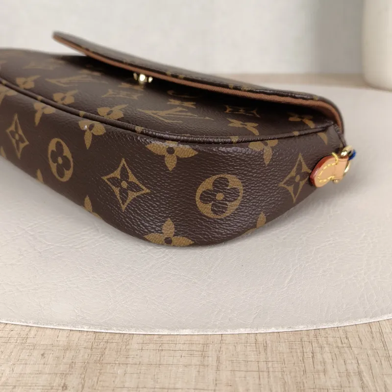 Louis Vuitton Crossbody Bag IVY Monogram PVC Small 23.5 × 4.3 × 12 cm — detail view 9 of 12