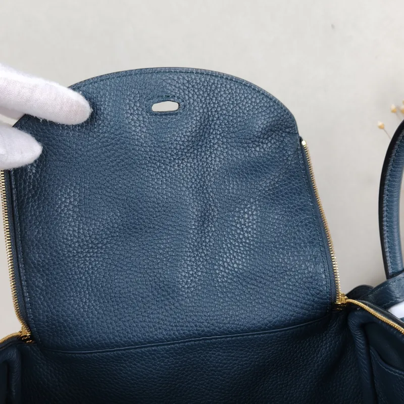 Hermès Crossbody Bag Lindy 266O Taurillon Clemence TC Calfskin Small26 × 12 × 18 cm — detail view 11 of 11