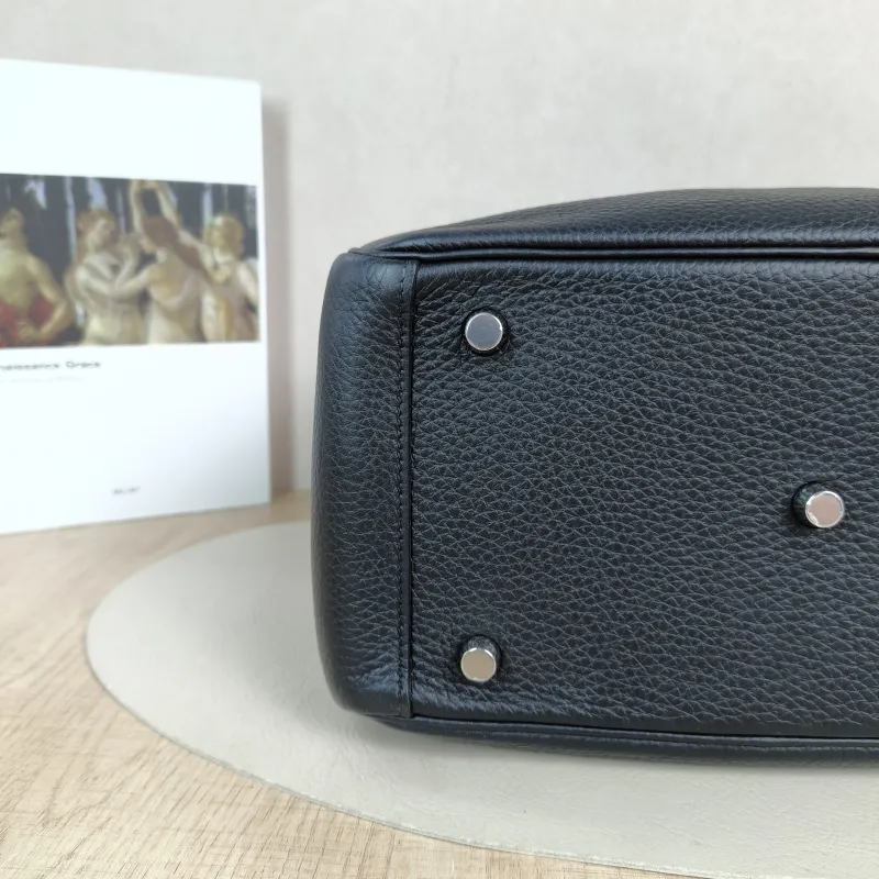 Hermès Crossbody Bag Lindy 26 89Black Taurillon Clemence TC Calfskin Small 26 × 12 × 18 cm B — detail view 6 of 11