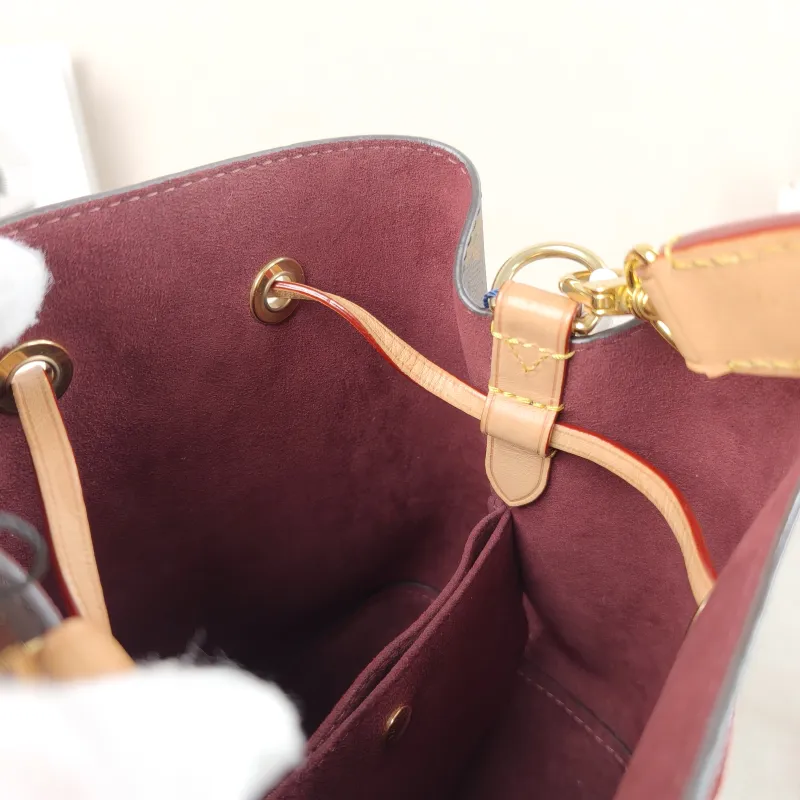 Louis Vuitton Crossbody Bag NÉONOÉ Bucket Bag BB Monogram PVC BB 20 × 13 × 20 cm — detail view 3 of 13