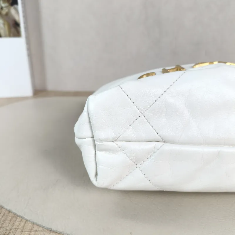 Chanel Shoulder Bag 22Bag White CC alfskin Mini 20 × 6 × 19 cm — detail view 5 of 11