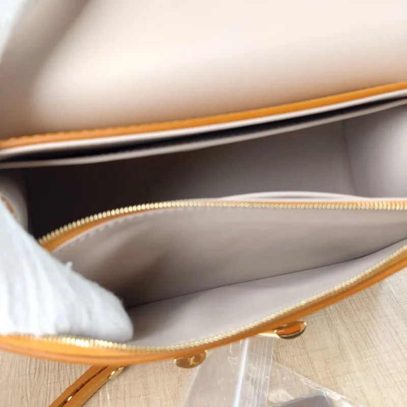Louis Vuitton Shoulder Bag Twist One Handle Edition Small 25 × 11 × 17 cm — detail view 11 of 14