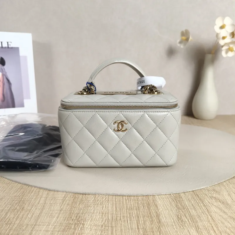 Chanel Crossbody Bag trendy cc Edition Green Lambskin One Size17 × 8 × 9.5 cm — cover view 12 of 12