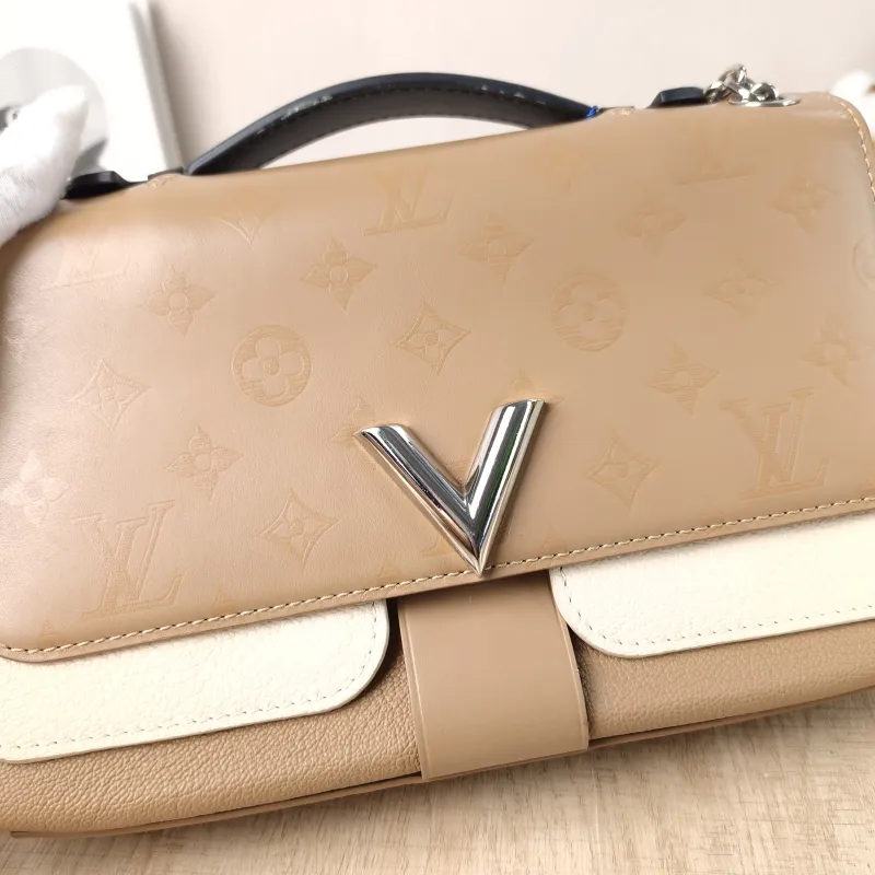 Louis Vuitton Shoulder Bag Very Chain Chain Bag Calfskin One Size24 × 8 × 15 cm — detail view 12 of 14