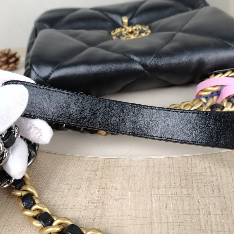 Chanel Crossbody Bag 19Bag Black SL ambskin Small 26 × 9 × 16 cm — detail view 6 of 15