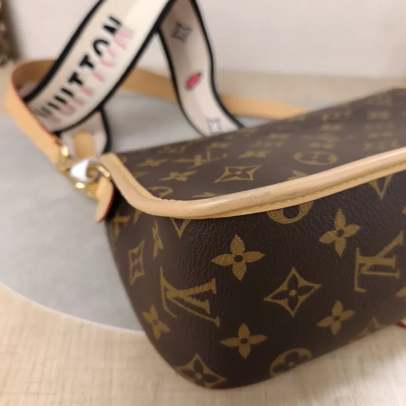 Louis Vuitton Crossbody Bag Diane Baguette Bag Shoulder Strap PVC Small24 × 9 × 15 cm — detail view 12 of 21