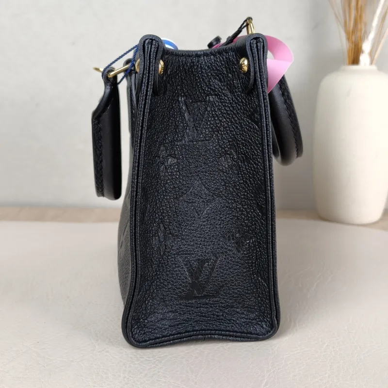 Louis Vuitton Crossbody Bag Onthego BB Black Empreinte Embossed Calfskin BB 18 × 8.5 × 15 cm — detail view 9 of 9