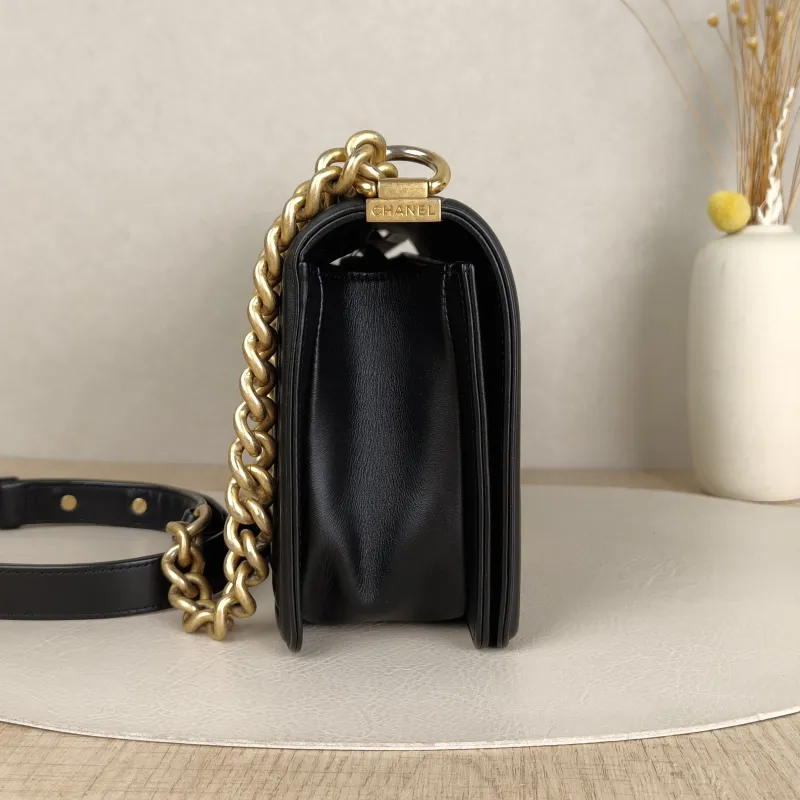 Chanel Crossbody Bag Le Boy​Black Calfskin25 × 9 × 15 cm — detail view 3 of 15