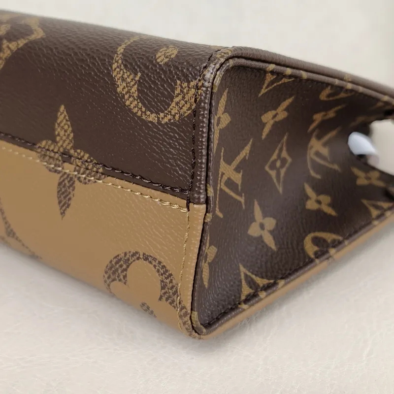 Louis Vuitton Crossbody Bag Onthego BB Monogram PVC BB 18 × 8.5 × 15 cm — detail view 3 of 11