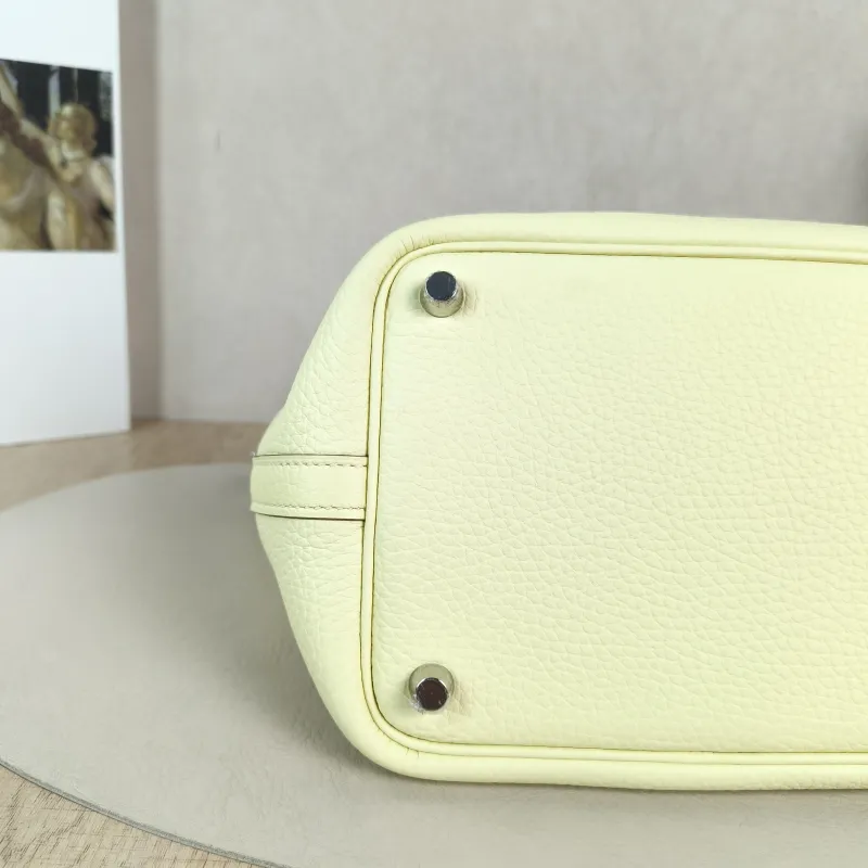 Hermès Top Handle Bag Picotin Lock 18 18 Taurillon Clemence TC Calfskin Small18 × 13 × 18 cm — detail view 3 of 9