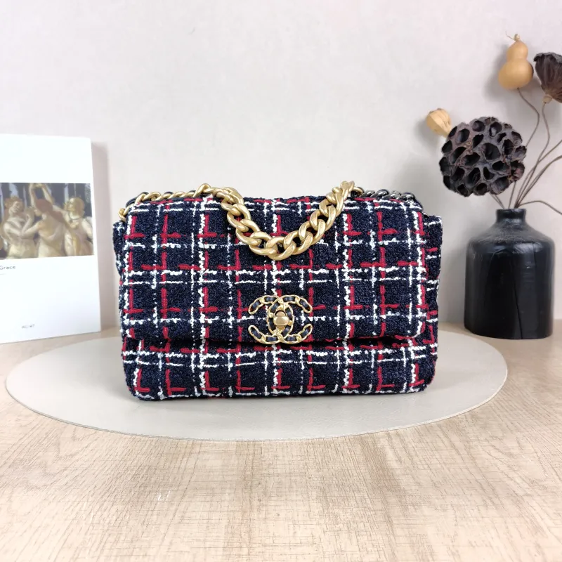 Chanel Crossbody Bag19Bag Navy Small26 × 9 × 16 cm