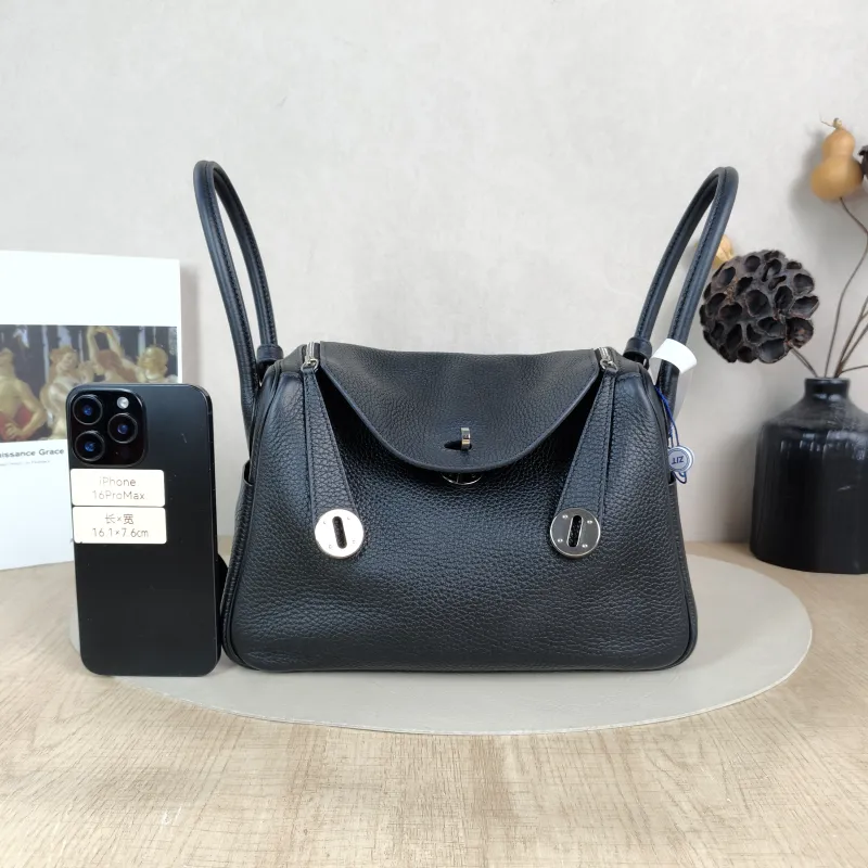 Hermès Crossbody Bag Lindy 26 89Black Taurillon Clemence TC Calfskin Small 26 × 12 × 18 cm B — cover view 2 of 6