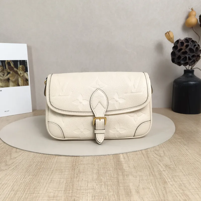 Louis Vuitton Crossbody Bag Diane Baguette Bag White Empreinte Embossed Calfskin Monogram Small24 × 9 × 15 cm