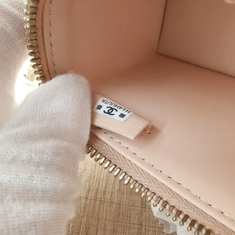 Chanel Crossbody Bag lp Box Bag Top Handle Crossbody Bag Beige Grained Calfskin One Size 19.5 × 5 × 17 cm — detail view 4 of 15