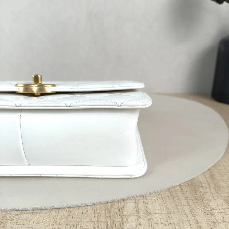 Chanel Crossbody Bag White Calfskin Medium 22 × 8 × 14.5 cm — detail view 10 of 14