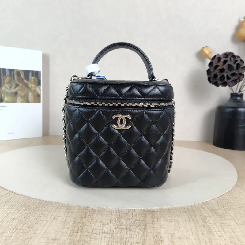 Chanel Crossbody Bag Black Lambskin One Size15 × 12 × 16 cm