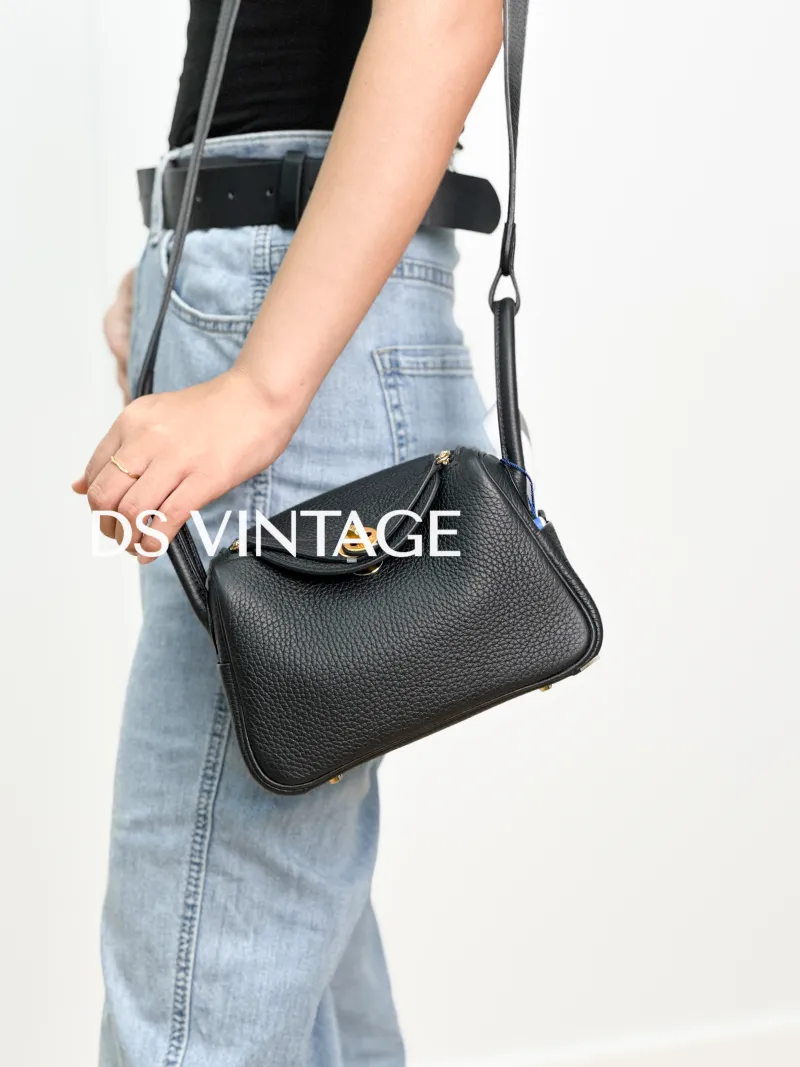 Hermès Shoulder Bag Lindy Mini 19 89Noir Black Taurillon Clemence TC Calfskin Mini 19 × 9 × 13 cm G — on-model view 6 of 6