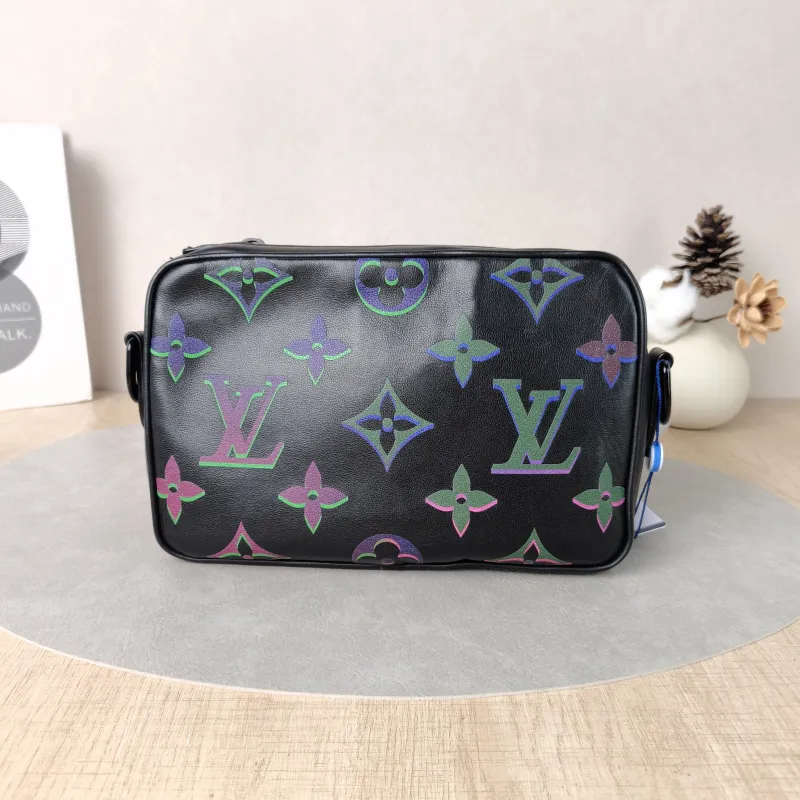Louis Vuitton Crossbody Bag Comet Messenger Messenger Bag Black Calfskin Small23 × 8 × 12.5 cm — cover view 5 of 5