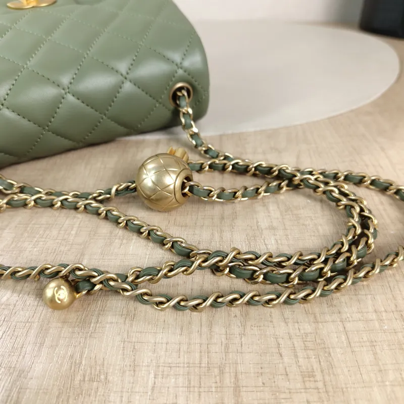 Chanel Crossbody Bag Lambskin One Size 17 × 8 × 13.5 cm — detail view 8 of 12