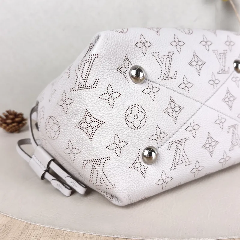Louis Vuitton Crossbody Bag BELLA Calfskin 22 × 14 × 19 cm — detail view 5 of 10