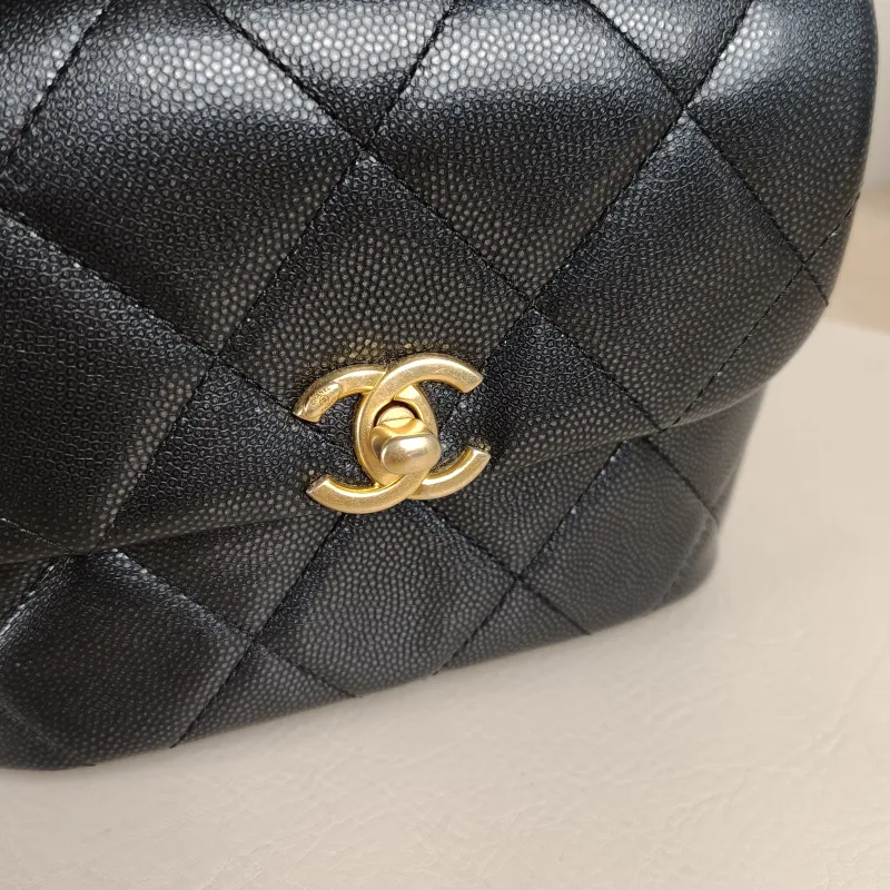 Chanel Crossbody Bag Edition Black Calfskinmini16.5 × 7 × 13 cm — detail view 1 of 15