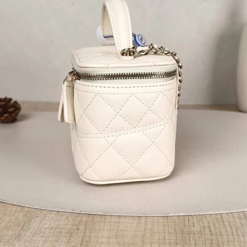 Chanel Crossbody Bag26c Edition Beige Grained Calfskin One Size17 × 8 × 9.5 cm — detail view 2 of 14