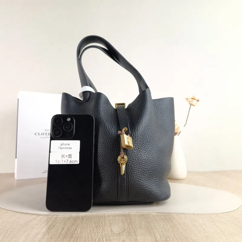 Hermès Top Handle Bag Picotin Lock 22 22 Black Taurillon Clemence TC Calfskin Medium 22 × 18 × 21 cm W — cover view 5 of 5