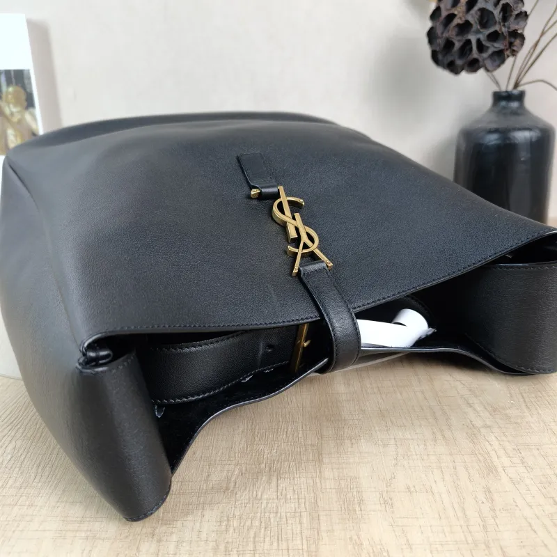 SAINT LAURENT Shoulder Bag LE 5 À 7 Hobo Black Calfskin Large30 × 13 × 31 cm — detail view 4 of 11