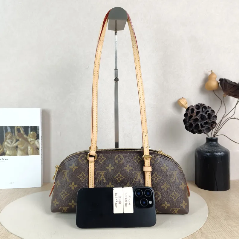 Louis Vuitton Shoulder Bag Squire East West Monogram PVC One Size29 × 8 × 14 cm — cover view 2 of 6
