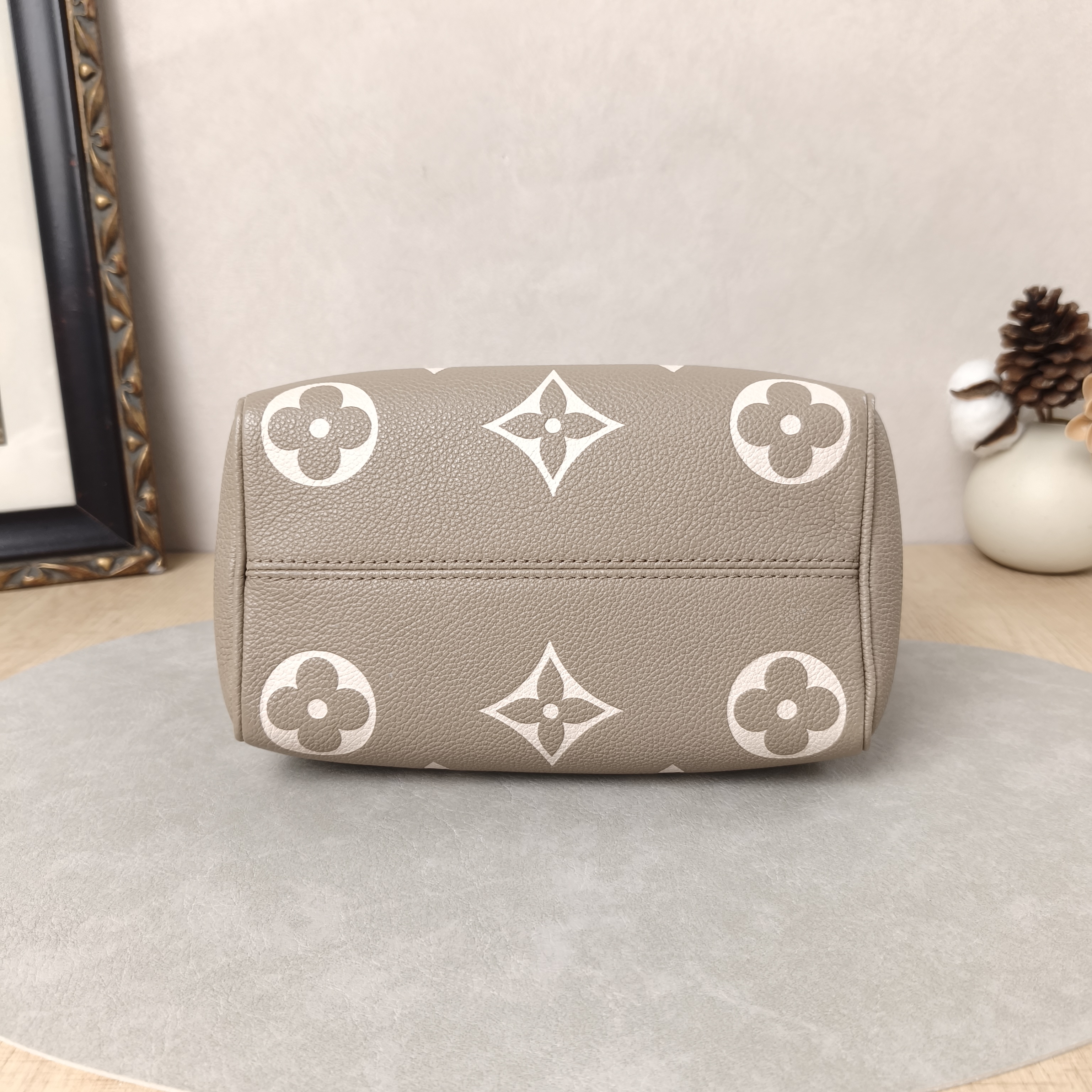 Louis Vuitton Crossbody Bag Speedy20 · White Empreinte Embossed Calfskin Monogram Small20.5 × 12 × 13.5 cm — cover view 3 of 6