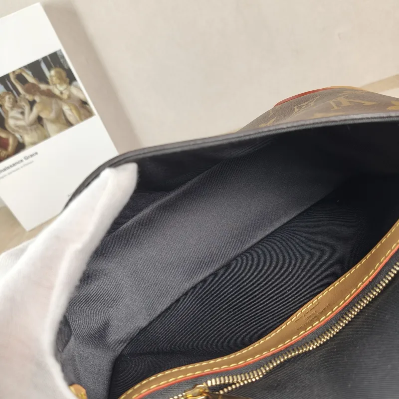 Louis Vuitton Crossbody Bag Diane Baguette Bag Shoulder Strap PVC Small 24 × 9 × 15 cm — detail view 6 of 11
